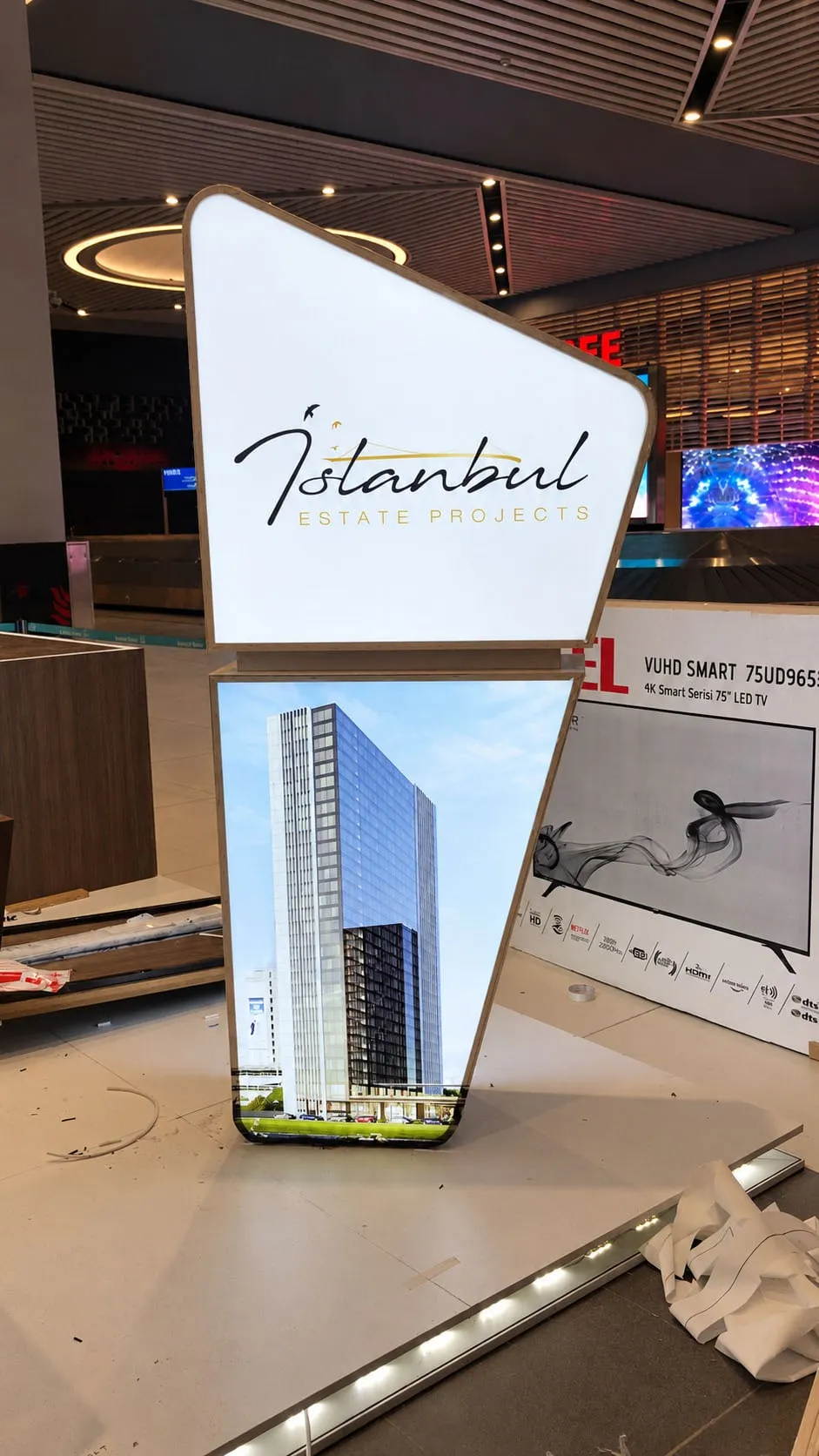 İstanbul illuminated totem — Image 1 of 1